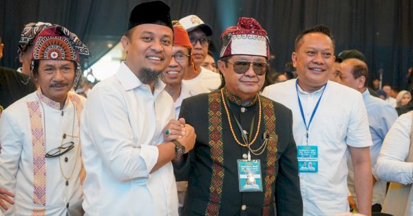 Tokoh Masyarakat Kenakan Pakaian Adat Toraja Hadiri Deklarasi Andi Sudirman – Fatmawati di Pilgub Sulsel