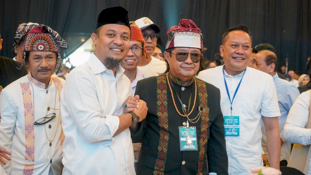 Tokoh Masyarakat Kenakan Pakaian Adat Toraja Hadiri Deklarasi Andi Sudirman