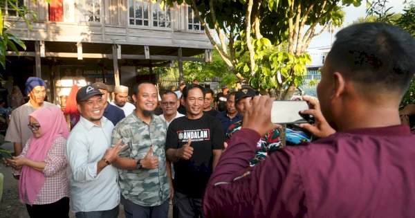 Di ‘Kolong’ Rumah Warga, Andi Sudirman Menyapa Relawan di Pinrang