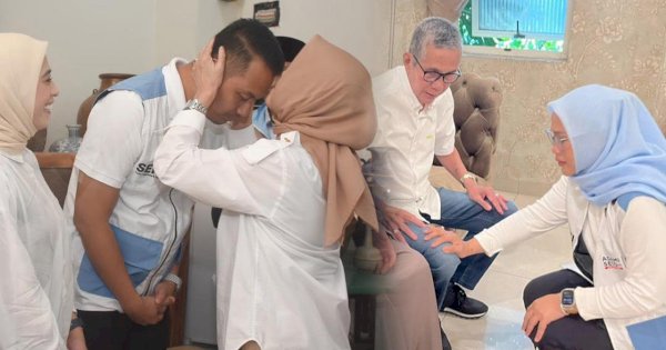 Pakai Rompi Sehati, Seto-Rezki Minta Doa Restu Orang Tua Sebelum Daftar di KPU Makassar