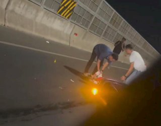 Calon Bupati Sinjai Muzayyin Arif Ikut Evakuasi Korban Tabrakan Maut Di Tol Layang Makassar