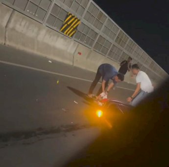 Calon Bupati Sinjai Muzayyin Arif Ikut Evakuasi Korban Tabrakan Maut Di Tol Layang Makassar