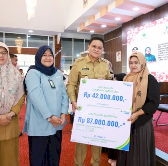 Bupati Barru Serahkan Bantuan Rehab Rumah Korban Bencana dan Santunan JKM BPJS Ketenagakerjaan