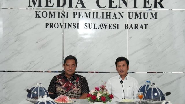 Pj Gubernur Sulbar, Bahtiar Baharuddin ( Kanan ) dan Ketua KPU Sulbar, Said Usman ( Kiri ) di Kantor KPU Sulbar