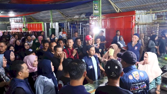 Calon Wali Kota Parepare, Tasming Hamid, bersama relawan dan pimpinan partai politik