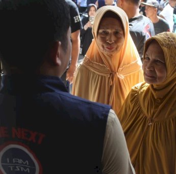 Blusukan di Pasar Sumpang, Nenek Cica Sebut Tasming Pemimpin “Baik, Cerdas, dan Berwibawa”