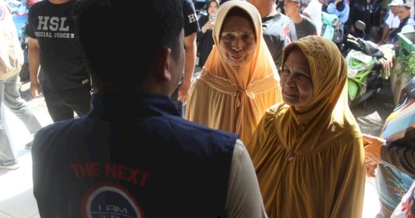 Blusukan di Pasar Sumpang, Nenek Cica Sebut Tasming Pemimpin &#8220;Baik, Cerdas, dan Berwibawa&#8221;