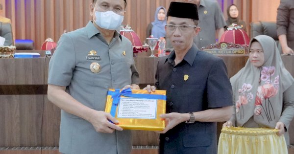 Bupati Barru Suardi Saleh Serahkan Rancangan KUA dan PPAS Tahun Anggaran 2025