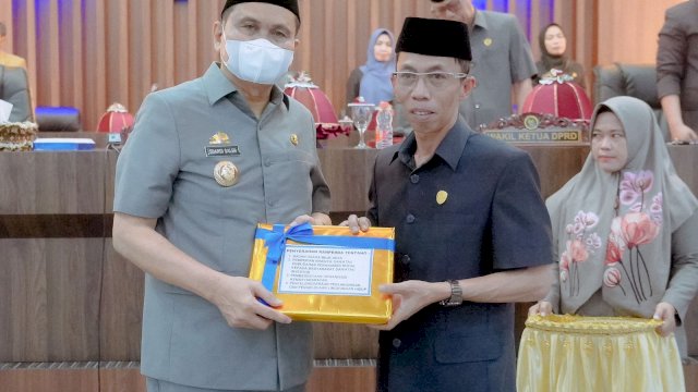 Bupati Barru Suardi Saleh Serahkan Rancangan KUA dan PPAS Tahun Anggaran 2025