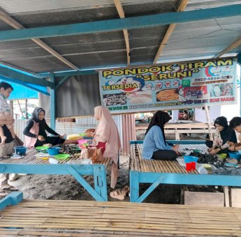Manfaat Hari Libur Sekolah, Kuliner Tiram Bakar Lajari Barru Sedot Perhatian Warga Makassar