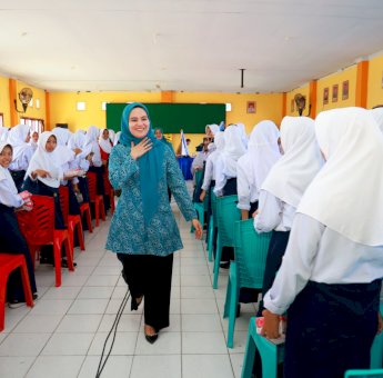 Hadiri Gerakan Cegah Stunting dan Aksi Bergizi di SMPN 5 Barru, Dokter Ulfah Kukuhkan Duta Inovasi Parenting: Ciptakan Generasi Emas 2045