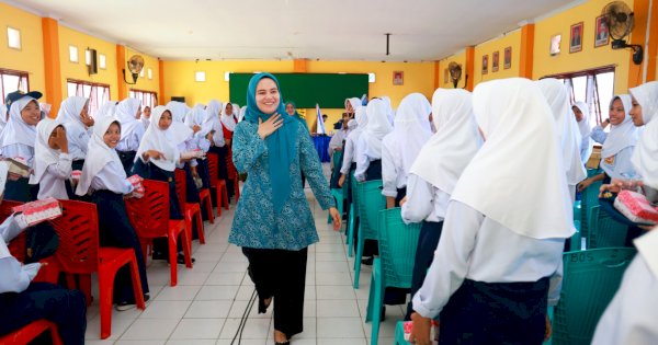 Hadiri Gerakan Cegah Stunting dan Aksi Bergizi di SMPN 5 Barru, Dokter Ulfah Kukuhkan Duta Inovasi Parenting: Ciptakan Generasi Emas 2045