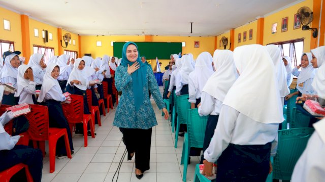 Hadiri Gerakan Cegah Stunting dan Aksi Bergizi di SMPN 5 Barru, Dokter Ulfah Kukuhkan Duta Inovasi Parenting: Ciptakan Generasi Emas 2045