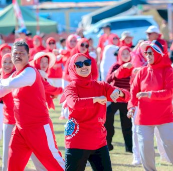 Plt Ketua TP PKK Barru Dokter Ulfah Ikuti Senam Massal Merah Putih Tingkat Kecamatan Tanete