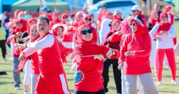 Plt Ketua TP PKK Barru Dokter Ulfah Ikuti Senam Massal Merah Putih Tingkat Kecamatan Tanete