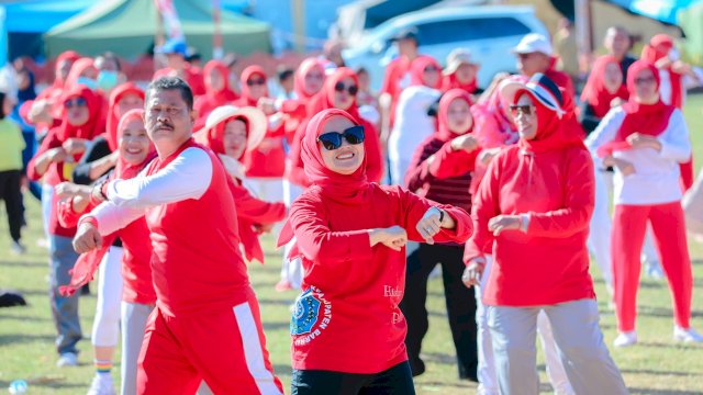 Plt. Ketua TP PKK Kabupaten Barru drg.Hj.Ulfah Nurul Huda Suardi, MARS mengikuti Senam Massal Merah Putih.