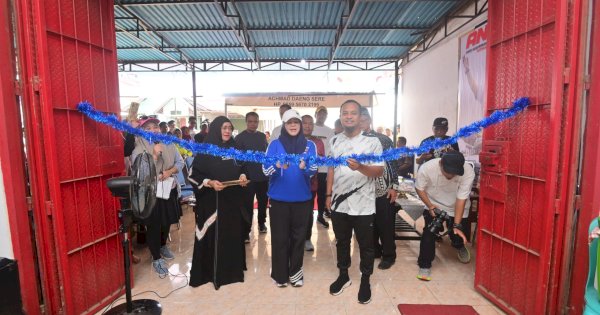 Andi Sudirman – Fatmawati Resmikan Posko Relawan di Takalar