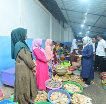 Fatmawati Blusukan ke TPI Lappa Sinjai: Dengarkan Aspirasi, Belanja, hingga Makan Bersama