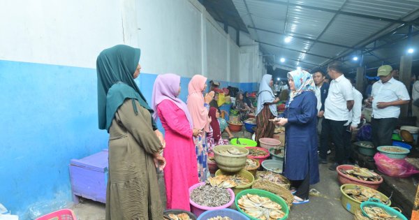 Fatmawati Blusukan ke TPI Lappa Sinjai: Dengarkan Aspirasi, Belanja, hingga Makan Bersama