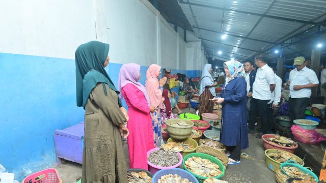 Tampil Sederhana, Fatmawati Blusukan ke Pasar Lappa Sinjai Serap Aspirasi Pedagang