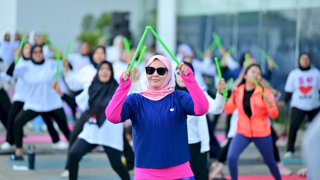 Ratusan Perempuan Makassar Antusias Ikuti Poundfit Bersama Fatmawati Rusdi