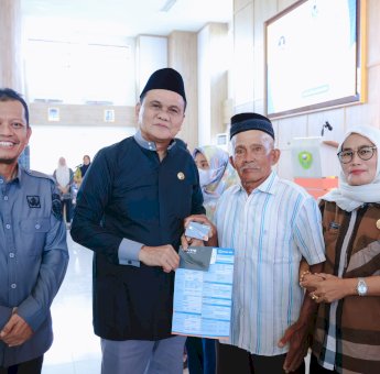 Tindak Lanjuti Program Jokowi, Bupati Suardi Saleh Salurkan BLT ke Warga Miskin di Kabupaten Barru