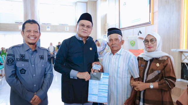 Tindak Lanjuti Program Jokowi, Bupati Suardi Saleh Salurkan BLT ke Warga Miskin di Kabupaten Barru