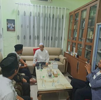 Andi Sudirman Sulaiman Besuk dan Doakan Kesembuhan Rais Syuriah PWNU Sulsel KH. Baharuddin