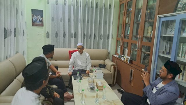 Andi Sudirman Sulaiman Besuk dan Doakan Kesembuhan Rais Syuriah PWNU Sulsel KH. Baharuddin.