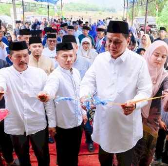 Bupati Barru Suardi Saleh, Didampingi ketua Dokter Ulfah Nurulhuda Resmikan Masjid Baburrahman