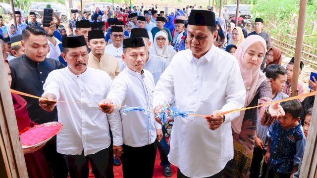 Bupati Barru Ir. H. Suardi Saleh, M. Si didampingi ketua TP. PKK Kab. Barru drg. Hj. Ulfah Nurulhuda Suardi, Mars meresmikan Masjid Baburrahman