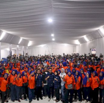 Tasming Hamid Kukuhkan Ratusan Emak-emak TKBM, Amunisi Baru TSM MO di Pilkada Parepare