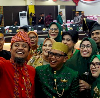 Andi Sudirman Kenakan Baju Adat Toraja di Rapat Paripurna 355 Tahun Sulsel