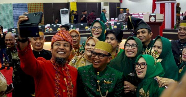 Andi Sudirman Kenakan Baju Adat Toraja di Rapat Paripurna 355 Tahun Sulsel
