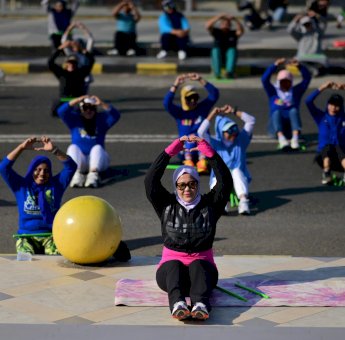 Fatmawati Pimpin Sesi Pound Fit di Soppeng, Ratusan Warga Antusias