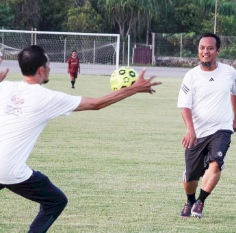 Keseruan dan Keakraban Andi Sudirman dan Warga Main Bola di Lutim