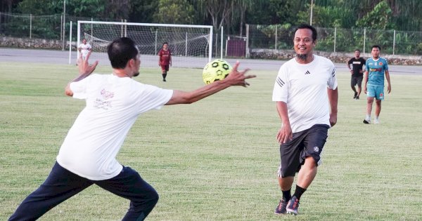 Keseruan dan Keakraban Andi Sudirman dan Warga Main Bola di Lutim