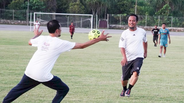 Keseruan dan Keakraban Andi Sudirman dan Warga Main Bola di Lutim