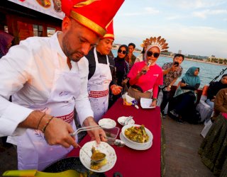 Chef David Gallienne, Peraih Michelin Star Masak Pallumara di Atas Kapal Pinisi