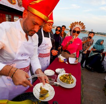Chef David Gallienne, Peraih Michelin Star Masak Pallumara di Atas Kapal Pinisi