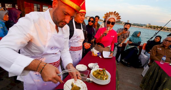 Chef David Gallienne, Peraih Michelin Star Masak Pallumara di Atas Kapal Pinisi