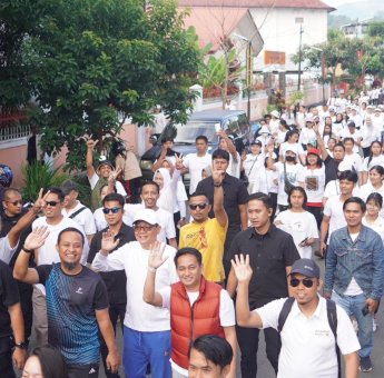 Andi Sudirman Sulaiman Ikut Jalan Sehat Anti Mager Bersama Ribuan Warga Rantepao