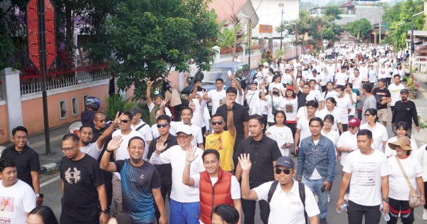 Andi Sudirman Sulaiman Ikut Jalan Sehat Anti Mager Bersama Ribuan Warga Rantepao
