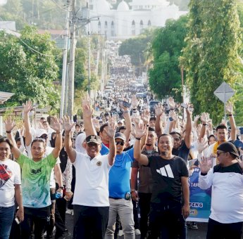 Warga Soppeng Riuh Foto Bareng Andi Sudirman di Acara Jalan Sehat 355 Tahun Sulsel di Soppeng