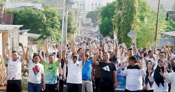 Warga Soppeng Riuh Foto Bareng Andi Sudirman di Acara Jalan Sehat 355 Tahun Sulsel di Soppeng