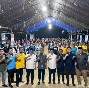 Malam-Malam, Ratusan Warga Pammana Sambut Kehadiran Andi Sudirman di Wajo