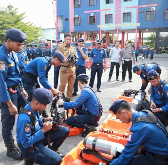 Pjs Wali Kota Makassar Arwin Azis Jadi Pembina Apel Pagi di Dinas Damkar: Tegaskan Pentingnya Kesiapsiagaan