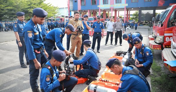 Pjs Wali Kota Makassar Arwin Azis Jadi Pembina Apel Pagi di Dinas Damkar: Tegaskan Pentingnya Kesiapsiagaan