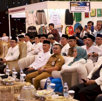Pj Sekda Makassar Irwan Adnan Dampingi Sekprov Sulsel Jufri Rahman Buka Expo Santri 2024