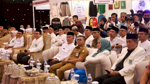 Pj Sekda Makassar Irwan Adnan Dampingi Sekprov Sulsel Jufri Rahman Buka Expo Santri 2024.
